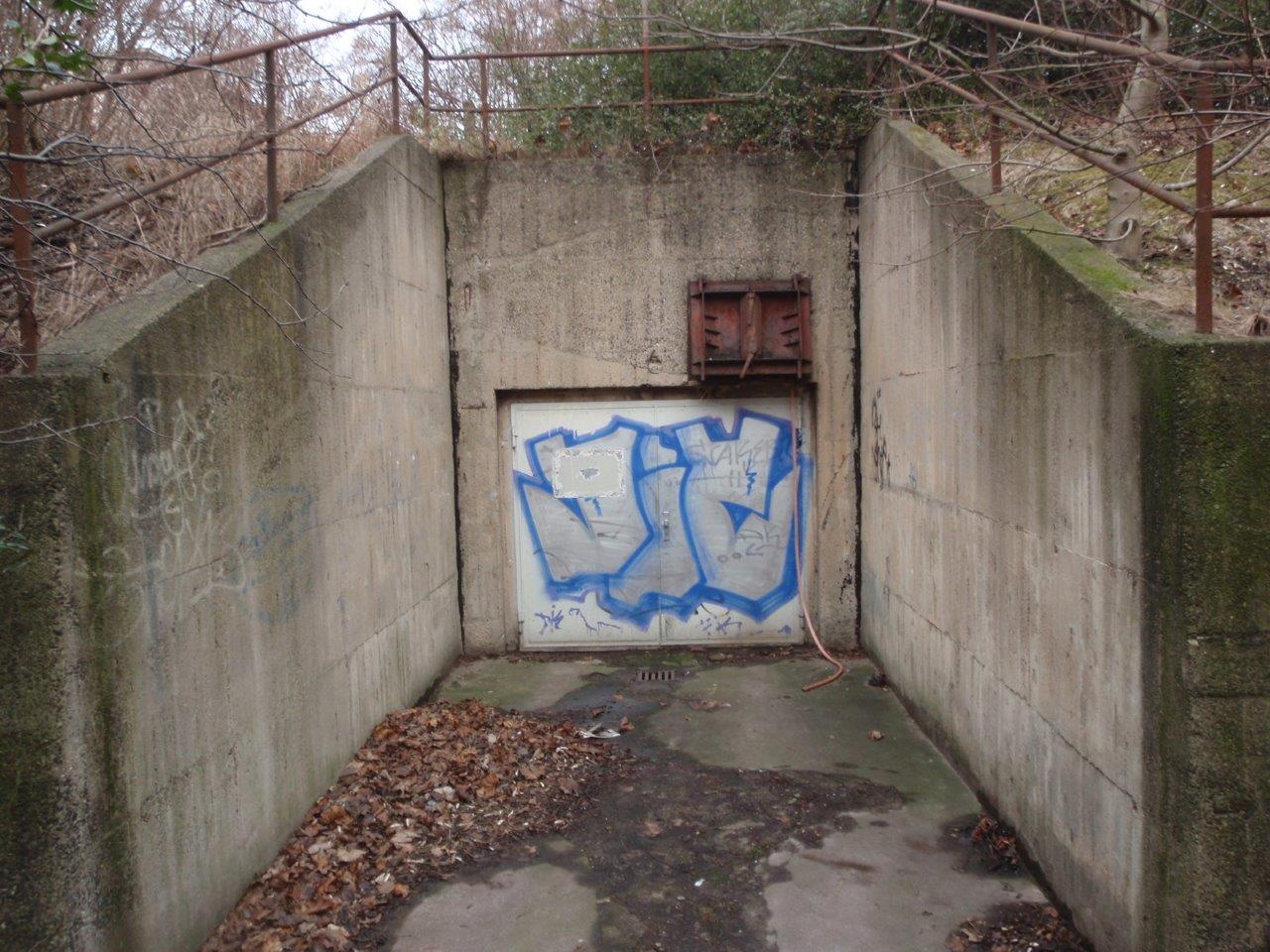Grosser Eingang des Bunkers hinter der Ringbebauung in Leipzig