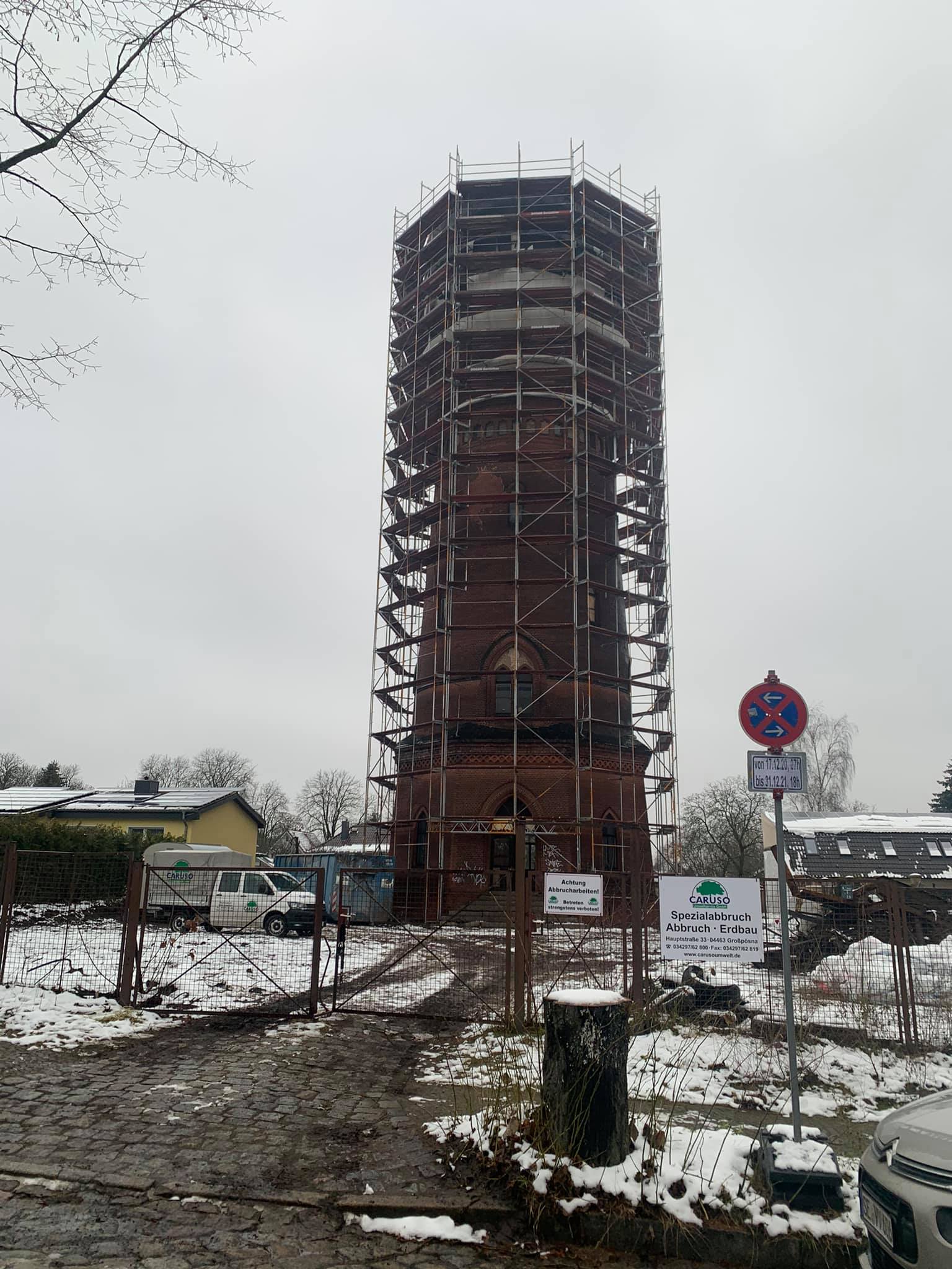 Rückbau eines historischen Wasserturms in Berlin Altglienicke